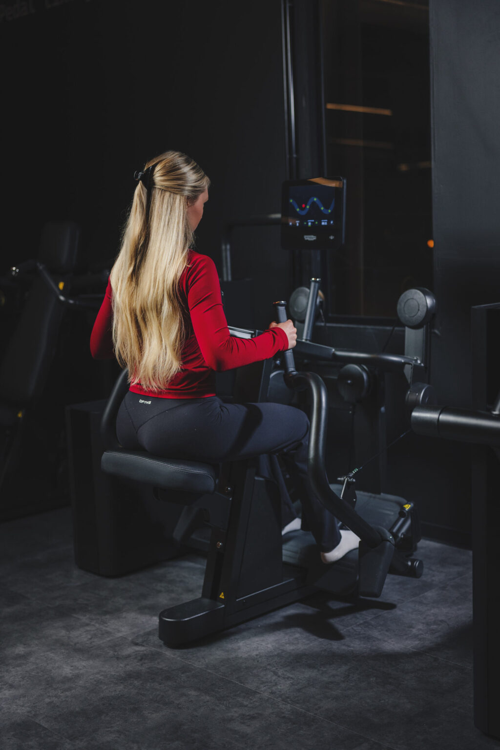 Treenaaja harjoittelee Biocircuit-laitteella Kakola Gymillä