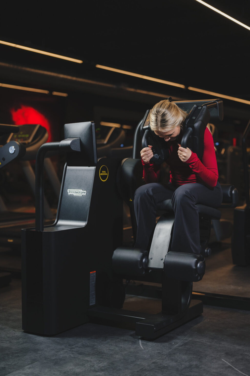 Treenaaja tekee vatsalihasliikettä Technogymin Biocircuit-laitteella
